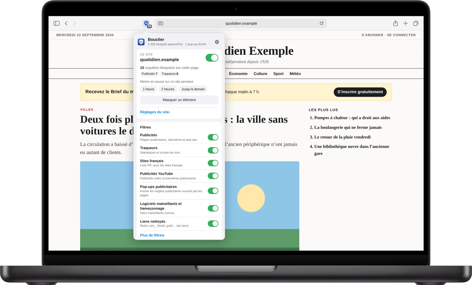 Le menu de Bouclier ouvert dans Safari sur un MacBook Pro, sur un site d’actualité : 15 requêtes bloquées sur cette page, et Mettre en pause sur ce site pendant 1 heure, 2 heures ou jusqu’à demain.